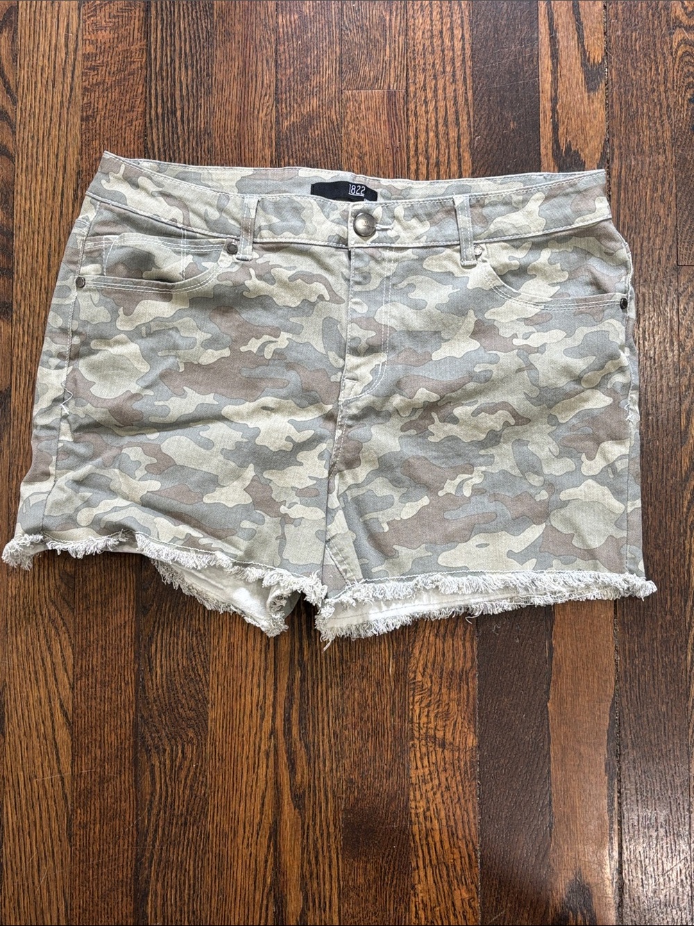 1822 Camo Frayed Hem denim Shorts size 16